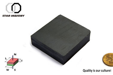 Petits aimants en céramique adaptés aux besoins du client, couleur noire de barres aimantées du ferrite Y35
